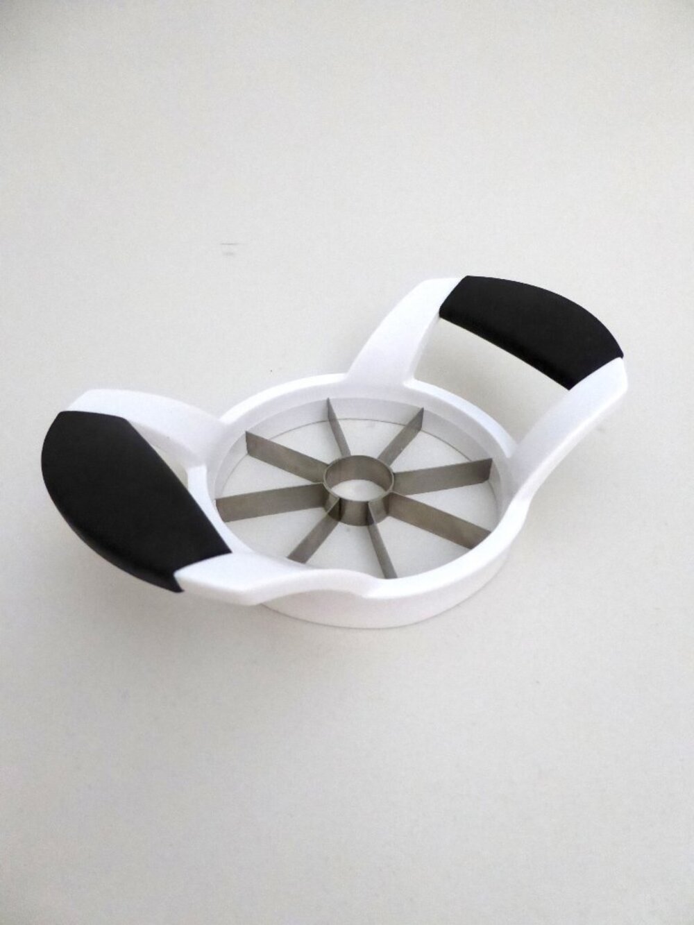 NEW OXO GOOD GRIPS APPLE SLICER CORER DIVIDER WHITE BLACK KITCHEN TOOL